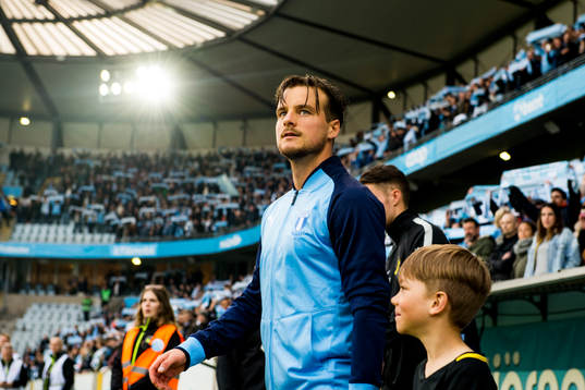 Malmö FFs Eric Larsson kommer ut till fotbollsmatchen i