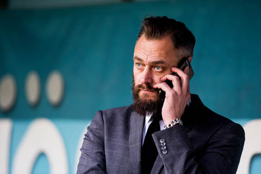 Cmore och fotbollskanalens expert Olof Lundh pratar i