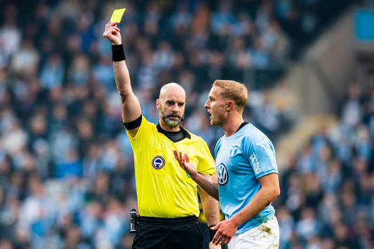 Domare Stefan Johansson varnar Malmö FFs Franz Brorsson