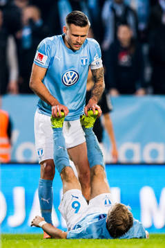 Malmö FFs Arnór Ingvi Traustason stretchar Oscar Lewicki