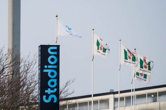 Skylt för Stadion och flaggor för Malmö Stad