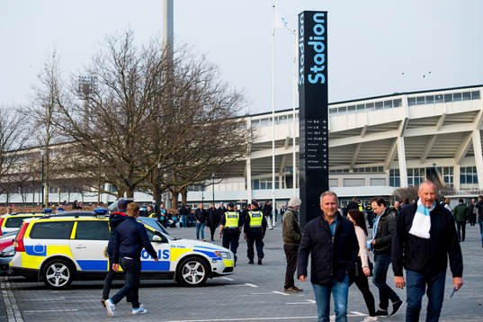 Åskådare i rörelse utanför Stadion