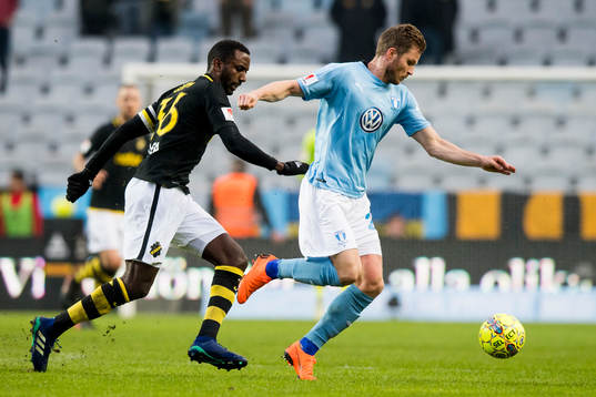 s Henok Goitom jagar Malmö FFs Lasse Nielsen