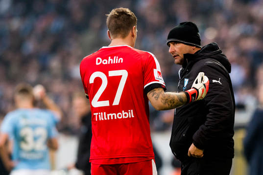 Malmö FFs målvakt Johan Dahlin i samtal med