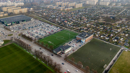 Drönarvy över Stora Coop Stadion och träningsplanerna