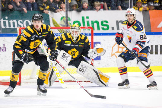 Skellefteås Filip Berglund och målvakt Joni Ortio