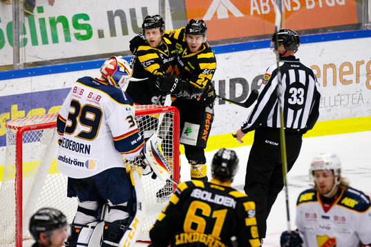 Skellefteås Oscar Möller och Andreas Wingerli jublar