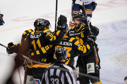 Skellefteås Henrik Hetta och Pontus Petterström jublar