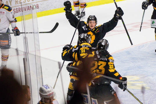 Skellefteås Henrik Hetta och Pontus Petterström jublar