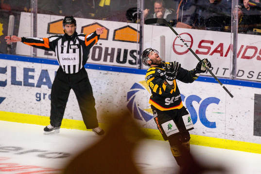 Skellefteås Pontus Petterström jublar