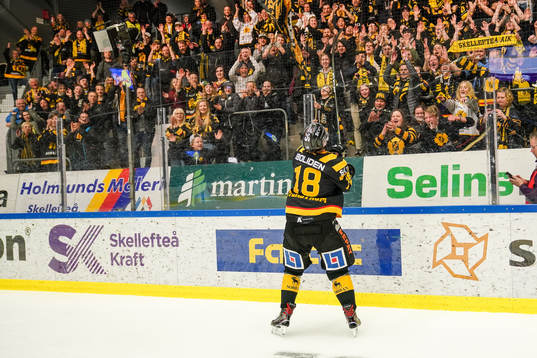 Skellefteås Pontus Petterström jublar med fansen