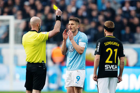 Domare Stefan Johannesson ger Malmö FFs Markus Rosenberg
