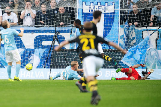 s Henok Goitom gör 0-1-målet bakom Malmö FFs målvakt