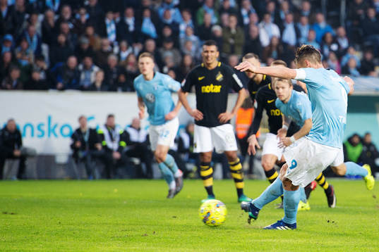 Malmö FFs Markus Rosenberg kvitterar till 1-1 på straff