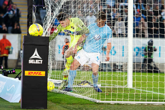 s målvakt Oscar Linnér och Malmö FFs Markus Rosenberg i