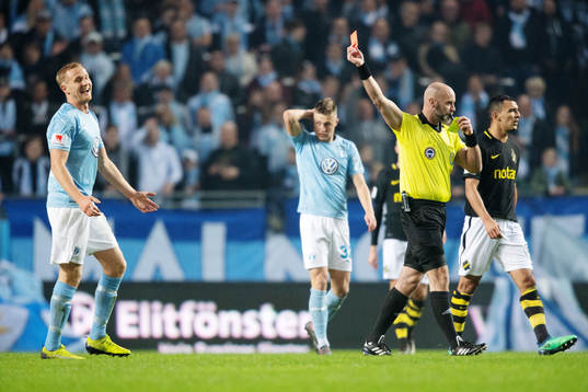 Malmö FFs Franz Brorsson får rött kort av domren Stefan