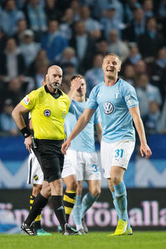 Malmö FFs Franz Brorsson reagerar mot domaren Stefan