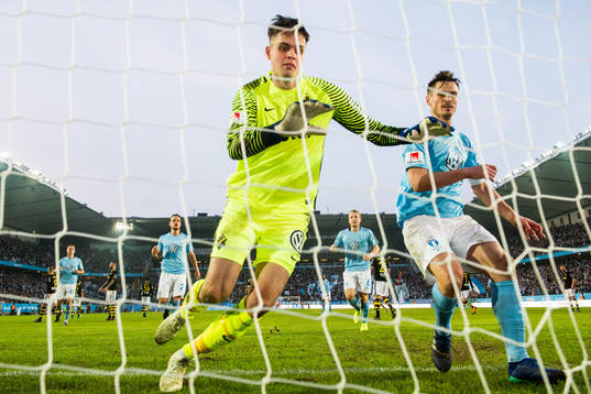 s målvakt Oscar Linnér och Malmö FFs Markus Rosenberg i