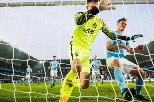 s målvakt Oscar Linnér och Malmö FFs Markus Rosenberg i