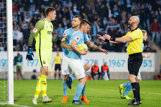 Malmö FFs Markus Rosenberg och målvakt Oscar Linnér i en