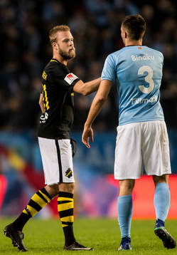 s Daniel Sundgren tackar Malmö FFs Egzon Binaku