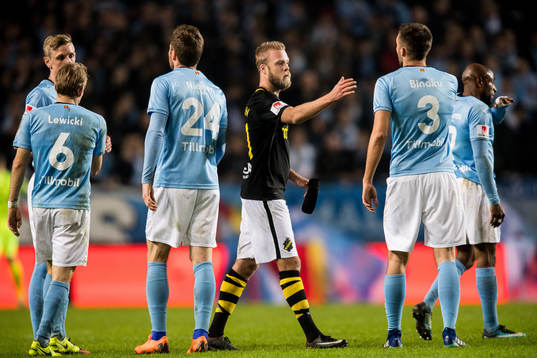 s Daniel Sundgren tackar Malmö FFs spelare