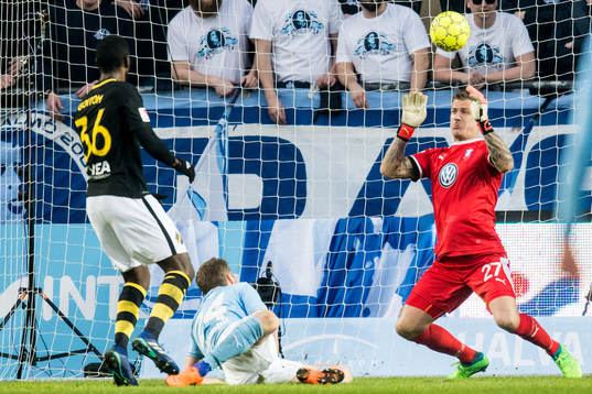 s Henok Goitom skjuter mot Malmö FFs målvakt Johan Dahlin