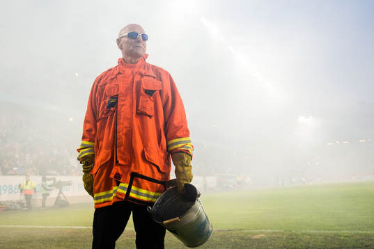 En brandman i bengalrök