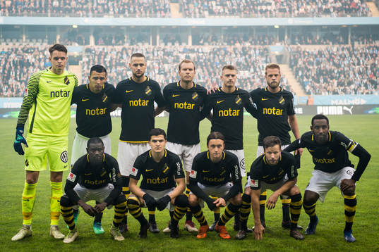 s startelva ställer upp för en lagbild