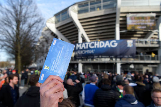 Försäljning av 50/50-lotter utanför arenan innan