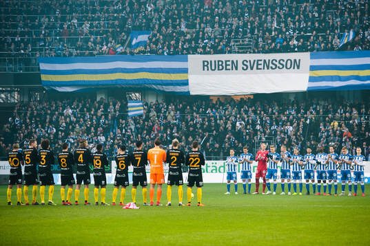 Hammarbys och IFK Göteborgs spelare i en varm applåd för