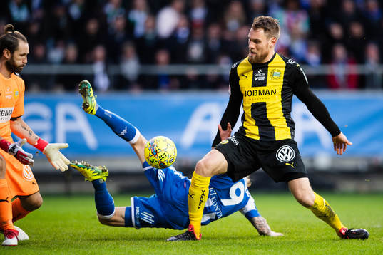 IFK Göteborgs Elias Mar Omarsson faller