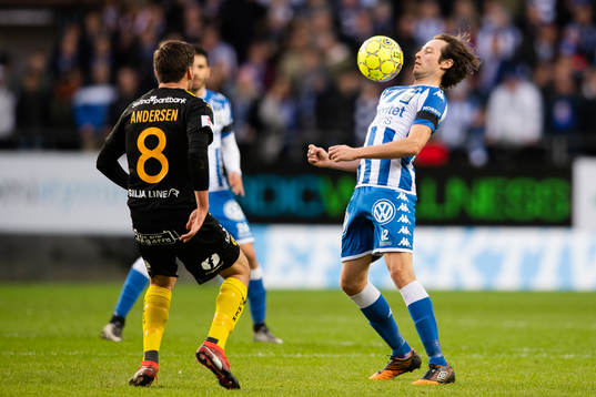 IFK Göteborgs Mikkel Diskerud tar ner bollen