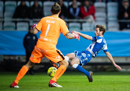IFK Göteborgs Emil Salomonsson oroar framför Hammarbys