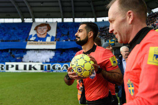 Domare Mohammed Al-Hakim med matchbollen