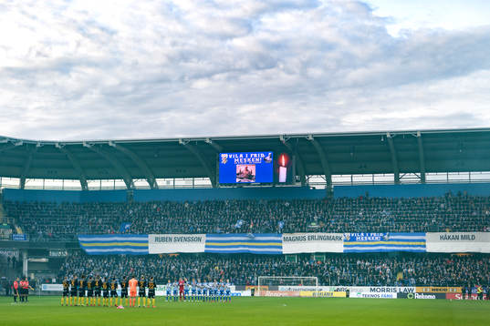 Hammarbys och IFK Göteborgs spelare i en varm applåd för