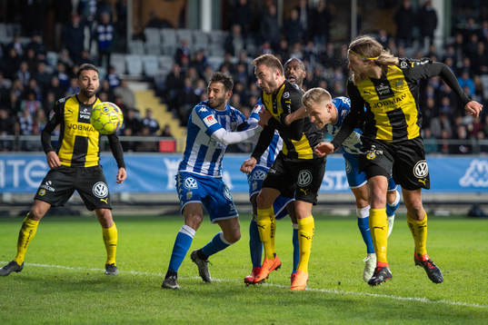 Hammarbys Björn Paulsen nickar bollen till 1-1-kvittering