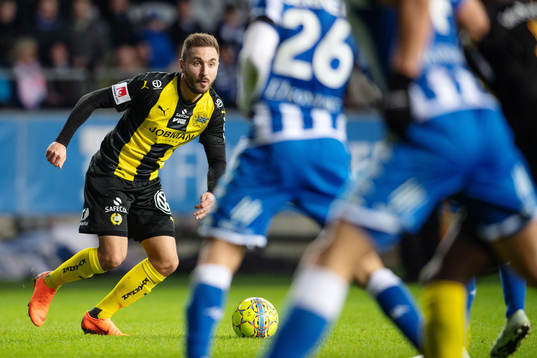 Hammarbys Muamer Tankovic med bollen