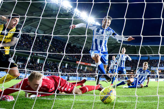 Hammarbys Jiloan Hamad ser bollen gå över mållinjen