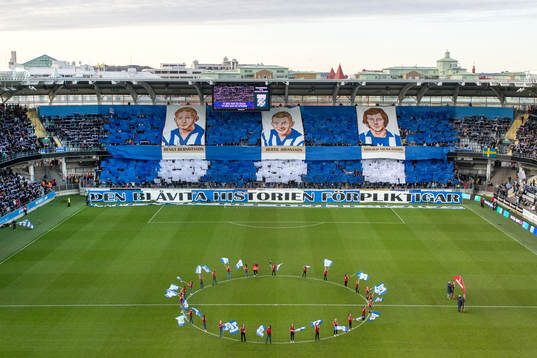 IFK Göteborgs supportrar med tifo innan fotbollsmatchen i