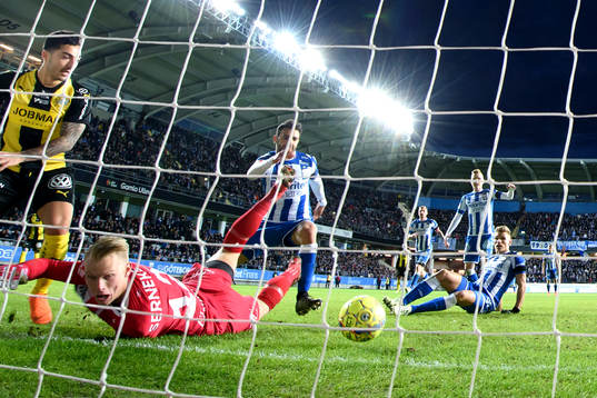 Hammarbys Jiloan Hamad ser bollen gå över mållinjen