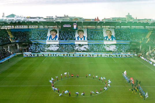IFK Göteborgs supportrar med tifo innan fotbollsmatchen i