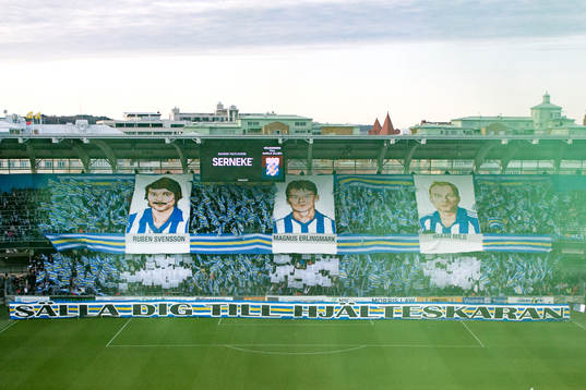 IFK Göteborgs supportrar med tifo innan fotbollsmatchen i