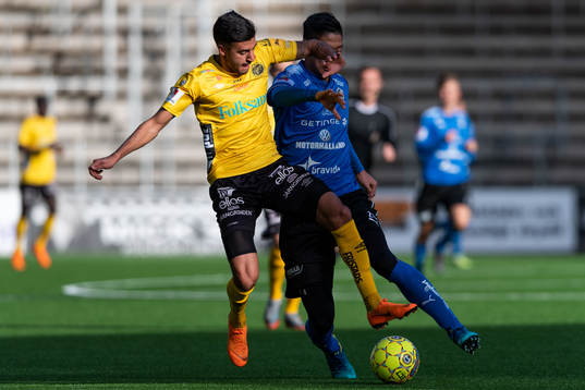 Elfsborgs Rami Kaib och Halmstads Kosuke Konishita