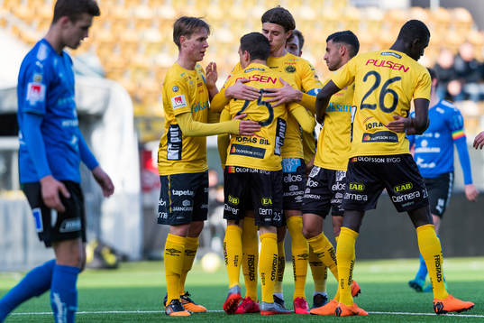 Elfsborgs Arian Kabashi kramas om av lagkamraterna