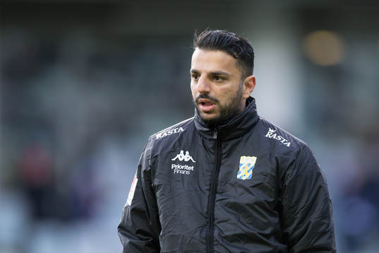 IFK Göteborgs tränare Poya Asbaghi innan fotbollsmatchen