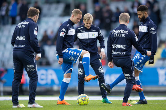 IFK Göteborgs Gustav Engvall värmer upp med Tobias