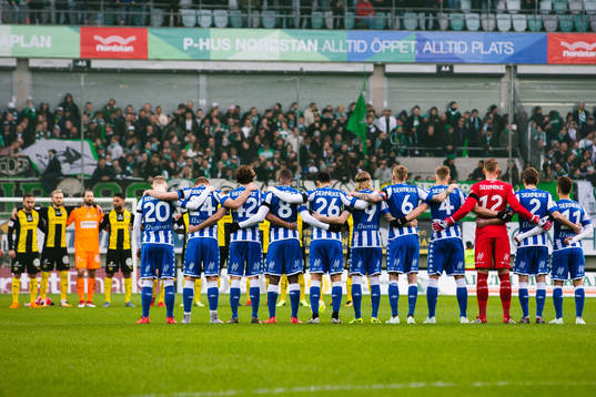 IFK Göteborgs och Hammarbys spelare i en varm applåd för