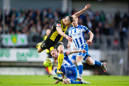 IFK Göteborgs Sebastian Eriksson glidtacklar Hammarbys