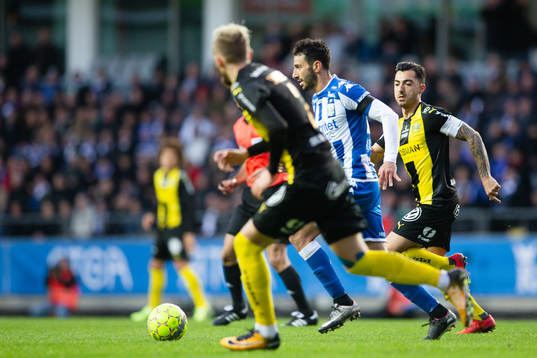 IFK Göteborgs André Calisir jagas av Hammarbys Jiloan